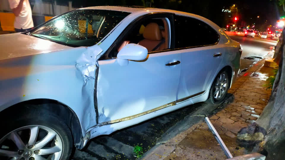 金边一中国司机驾驶大意酿车祸，幸好无人受伤！