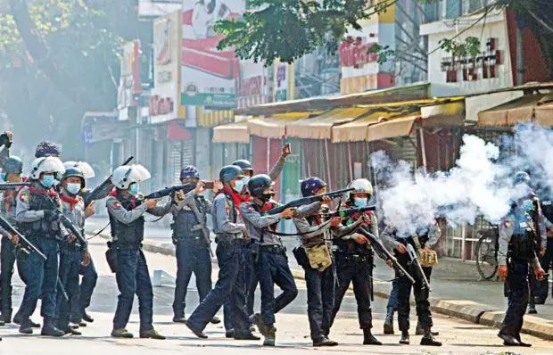 镇压缅甸抗议警察开枪打死18人