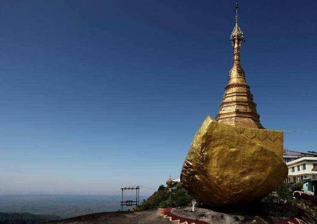 被贴满金箔的缅甸“神石”，历经千年屹立不倒，却不允许女性靠前 ...