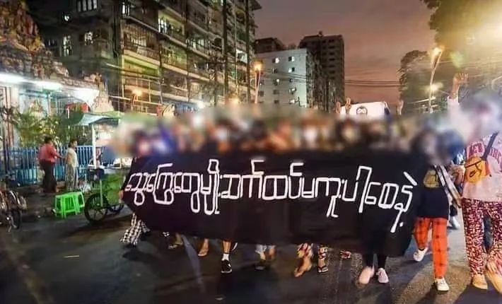 缅甸仰光民众第406天抗议军方，遭便衣军警暴力驱逐，有4人被抓走