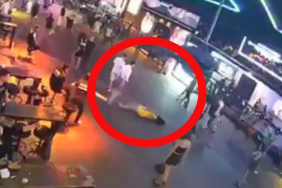 外国男子殴打泰国“人妖”，致其晕倒在地