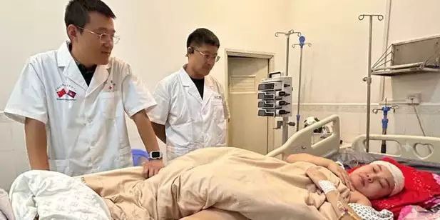 中国援柬军医助柬埔寨实施柬首例机器人辅助脑出血病人手术