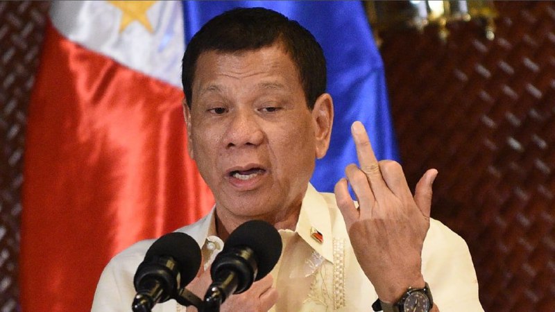 菲律宾总统杜特尔特自述名场面：给吃50万回扣的副部长脸上一脚