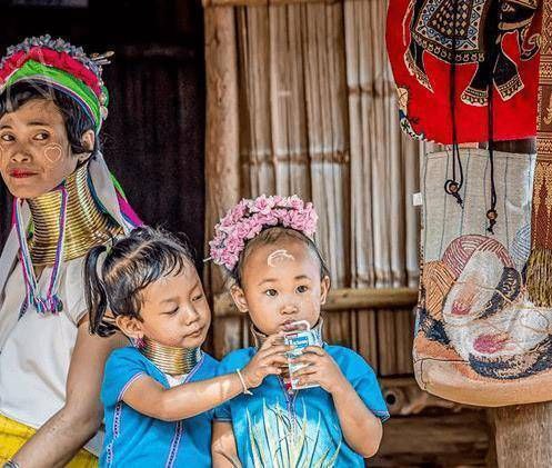位于缅甸边界的民族，有着独特的首饰，而且戴的时间越久越不能摘