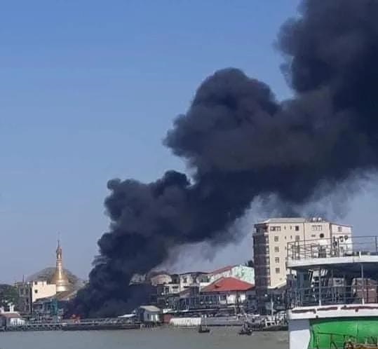 火大的吓人” 缅甸勃生一加油站突发大火，连路边汽车都被烧烂