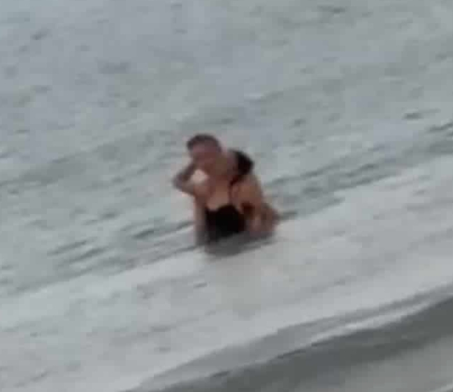 又来了！洋人情侣再次在普吉海滩上演“活春宫”，网友神评：不怕脏吗？