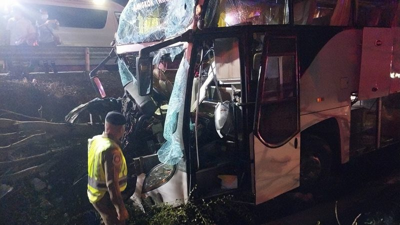 载有中国游客的泰国大巴发生事故，致30余人受伤