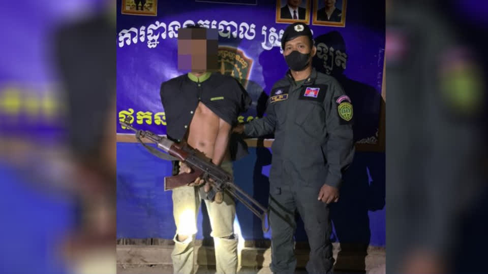 竟因发生口角，柬埔寨一男子拿AK长枪威胁其妻被捕！
