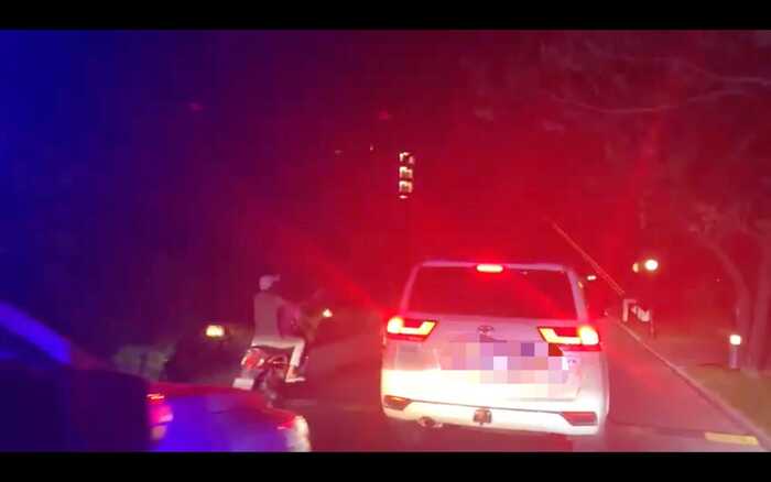 【视频】开车冲撞交警设卡处，一中国男子被捕