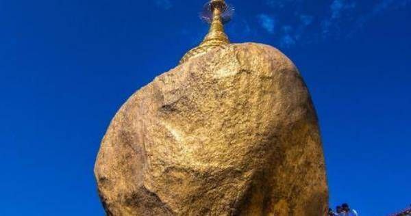 缅甸一神秘的巨石：屹立在悬崖边超2500年，禁止女性触摸贴满金箔