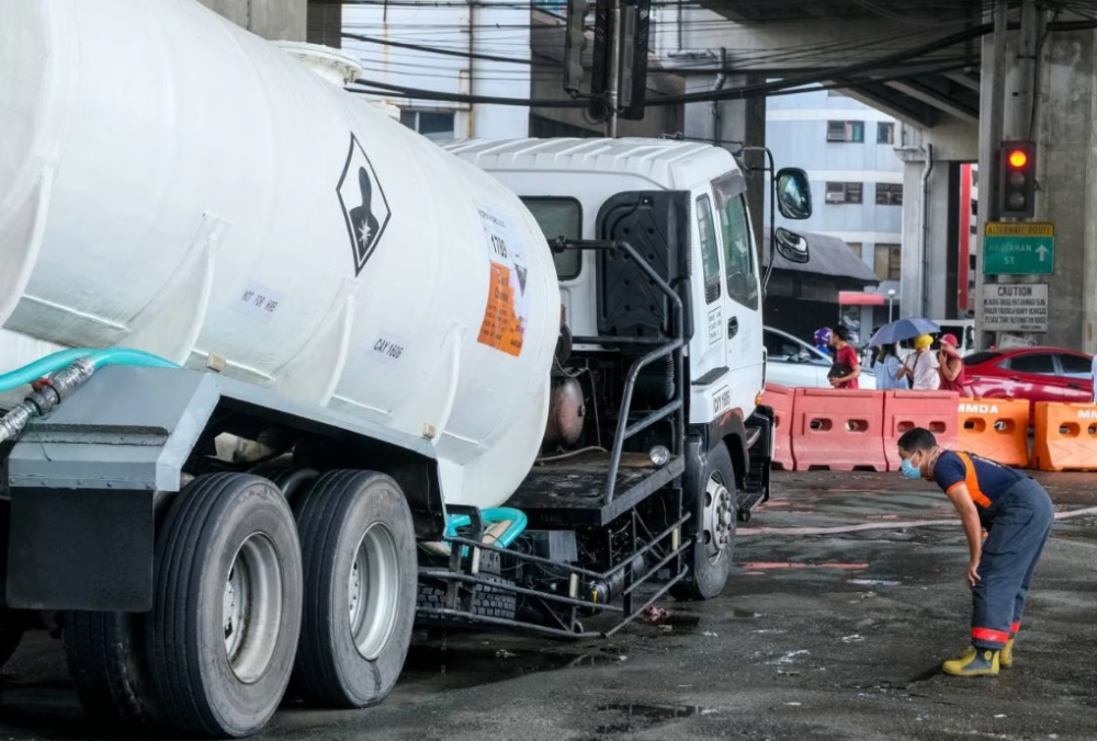 马尼拉市满载盐酸化学品卡车突发泄露