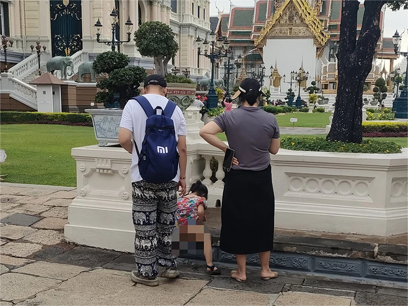外籍游客任由子女在寺庙内随地小便，引发泰国网友不满