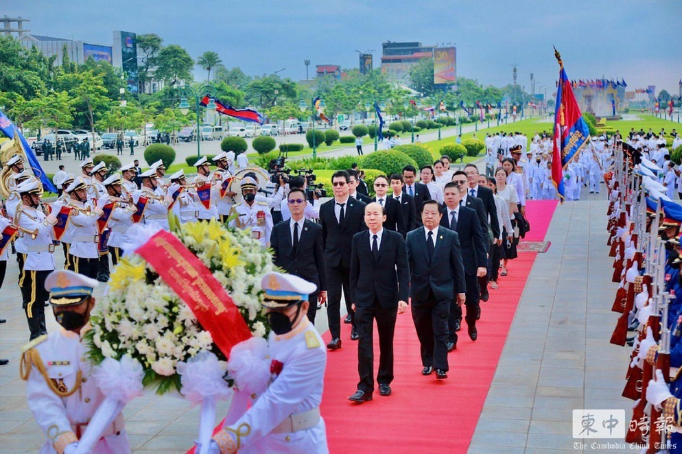 柬埔寨鞋業商會和柬埔寨箱包業商會代表团前往悼念西哈努克国父