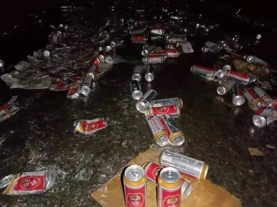 缅甸人民卫队拦截卡车，销毁军方企业生产的500件“德贡啤酒”