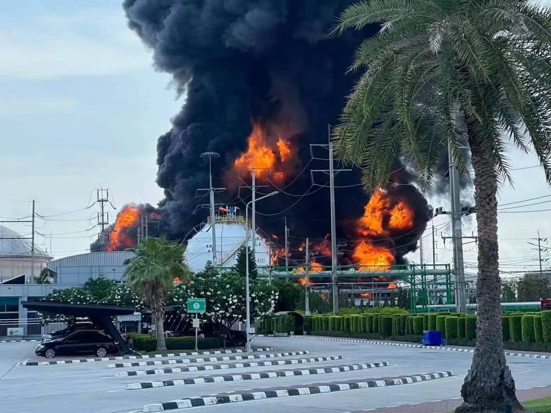 泰国罗勇府发生汽油罐火灾，造成1死4伤