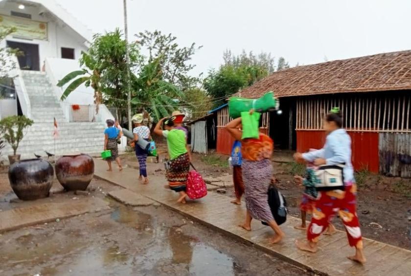当局将伊瓦底江地区一些村庄的老年人转移到飓风避难所