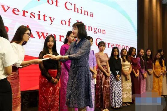中国银行仰光大学奖助学金颁发仪式在缅甸举行