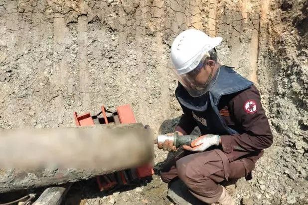 柬埔寨施工队修水渠挖出230公斤未燃爆弹