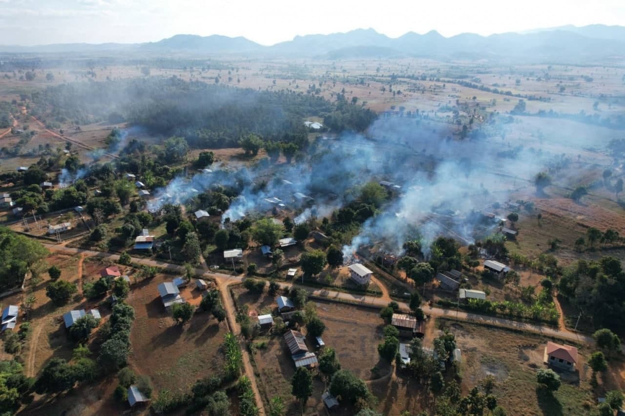 军队袭击了两个村庄，至少有20所房屋被大火烧毁