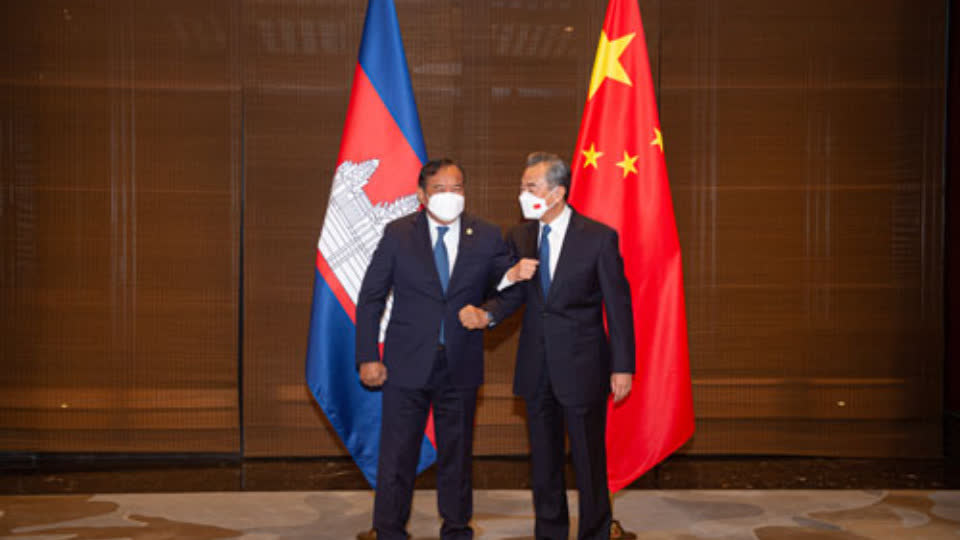 王毅同柬埔寨副首相兼外交大臣布拉索昆举行会谈