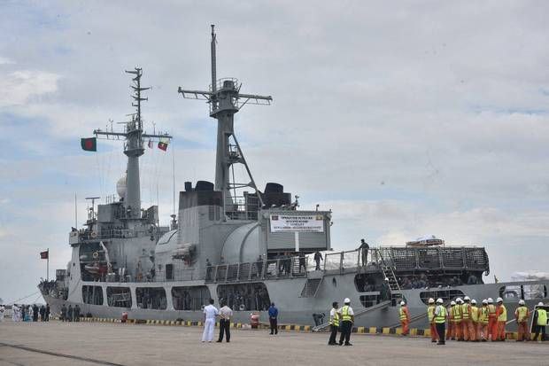 孟加拉国海军一艘载有人道主义援助物资的军舰抵达缅甸仰光