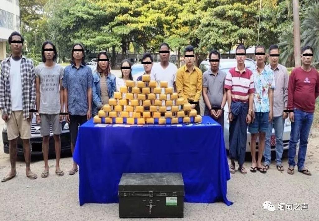 缅甸缉毒警赶往毒品交易现场，车多、人多、毒品多，阵仗不小