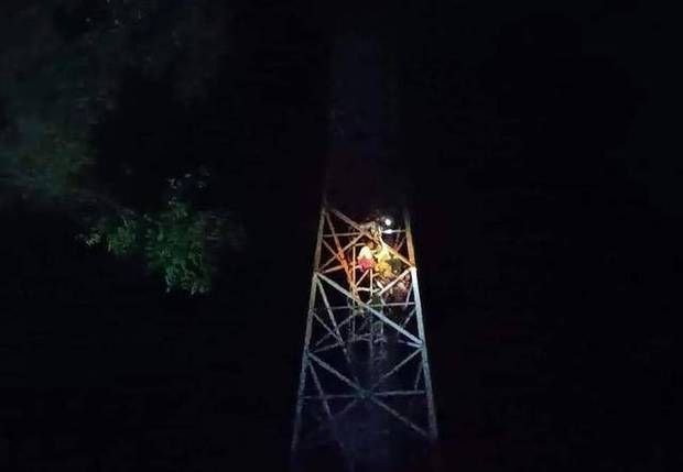 缅甸一男子醉酒后爬上信号塔，爬一半体力不支下不来了