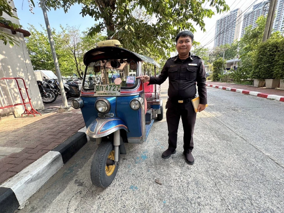 宰客的泰国嘟嘟车司机被罚款、被停用驾照