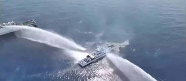 黄岩岛再现激烈对峙菲海警恶意撞船中国海警水炮专挑雷达扫射