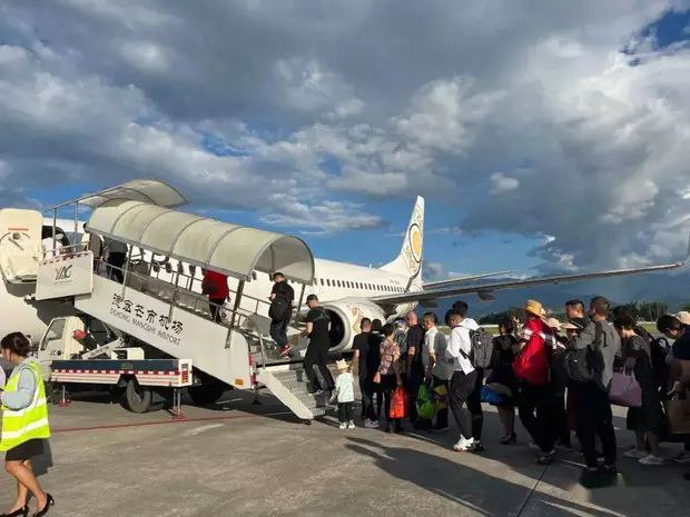 中国德宏游客畅游缅甸航空旅游团发团