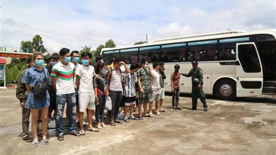 大批越南人被柬埔寨警方遣返回国，其中1人在国际走私通缉犯名单上！