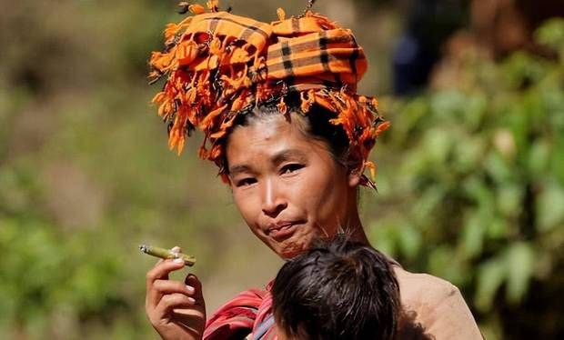 缅甸女人喜欢抽烟，而缅甸男人会穿裙子